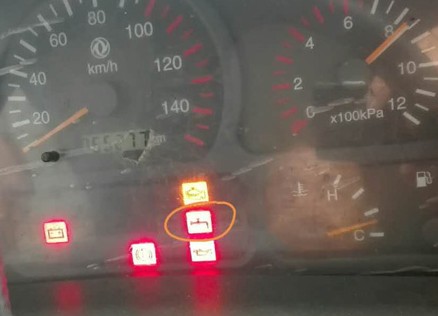 東風(fēng)灑水車儀表盤亮紅色的像水龍頭一樣下面帶滴水的故障燈圖片 東風(fēng)灑水車儀表盤亮紅色的像水龍頭一樣下面帶滴水的故障燈圖片